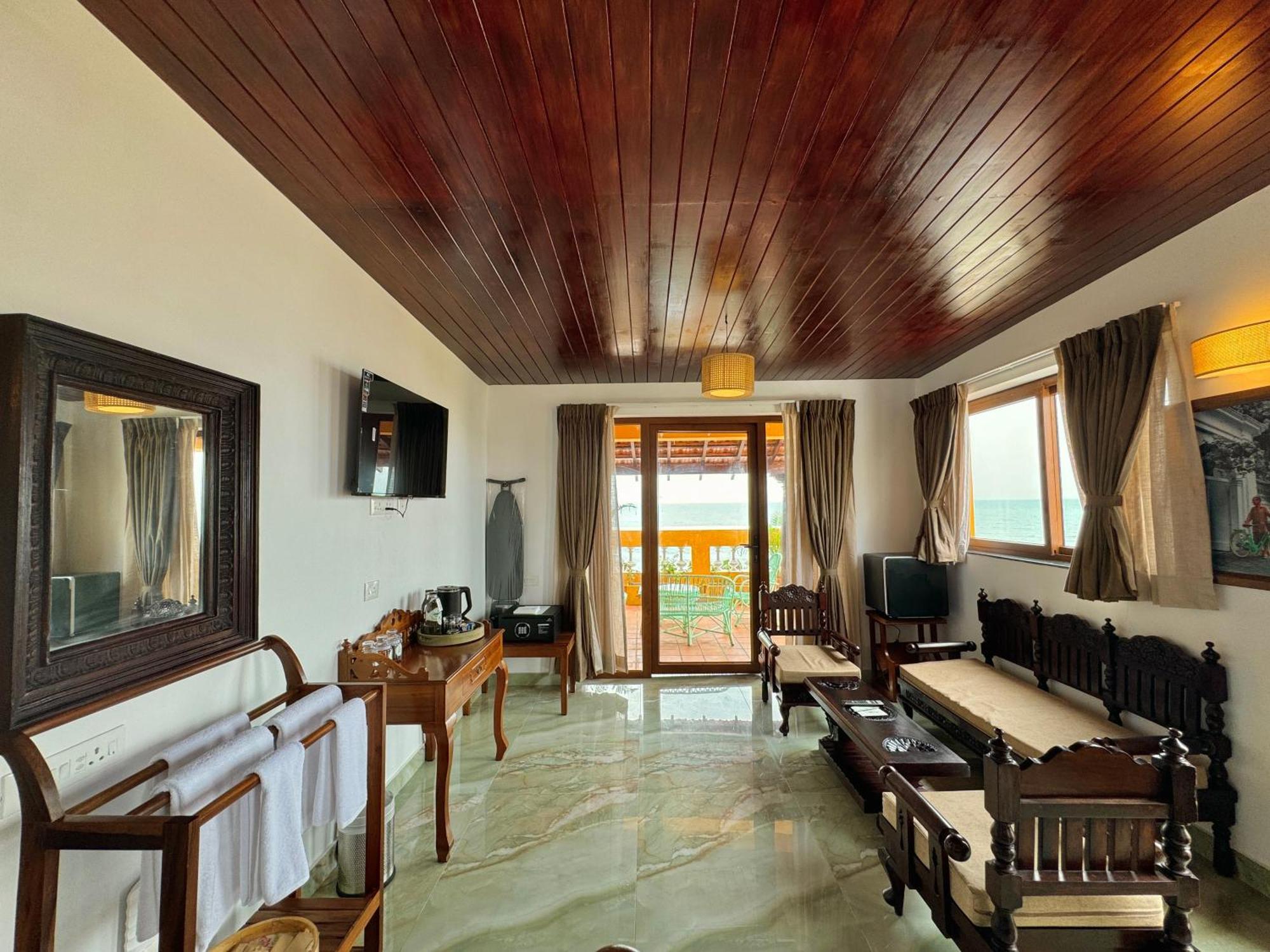 La Plage Seaview Suites Пондичерри Экстерьер фото