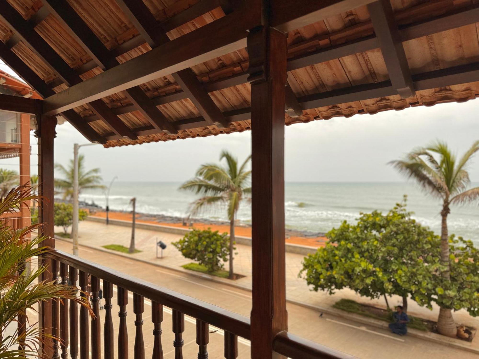 La Plage Seaview Suites Пондичерри Экстерьер фото