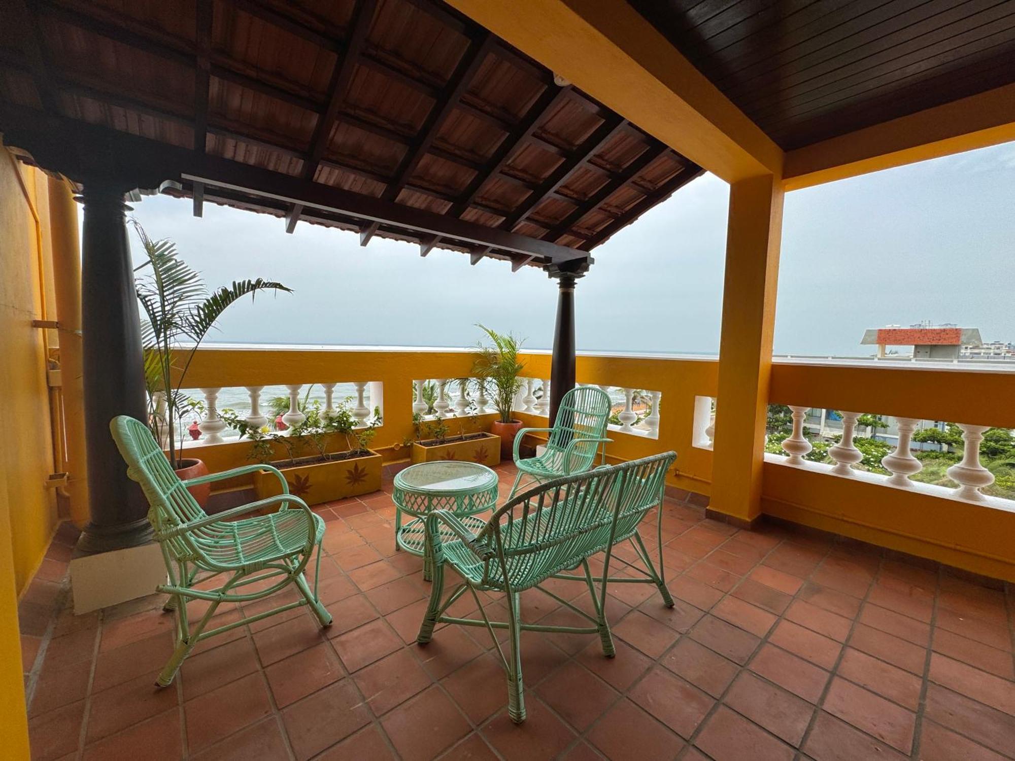 La Plage Seaview Suites Пондичерри Экстерьер фото
