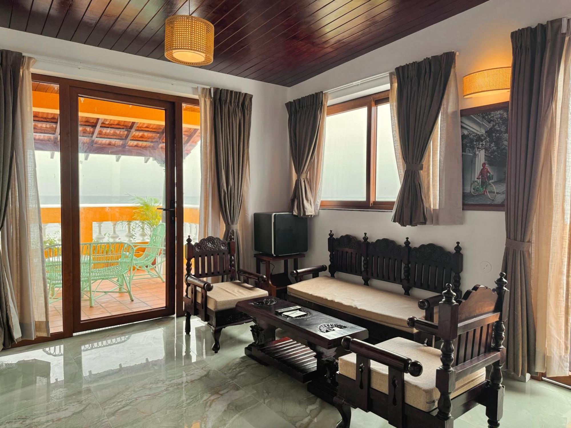 La Plage Seaview Suites Пондичерри Экстерьер фото