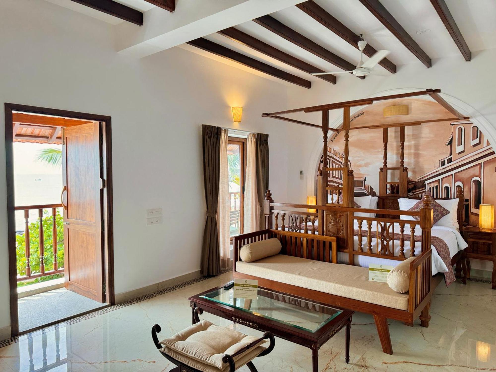 La Plage Seaview Suites Пондичерри Экстерьер фото
