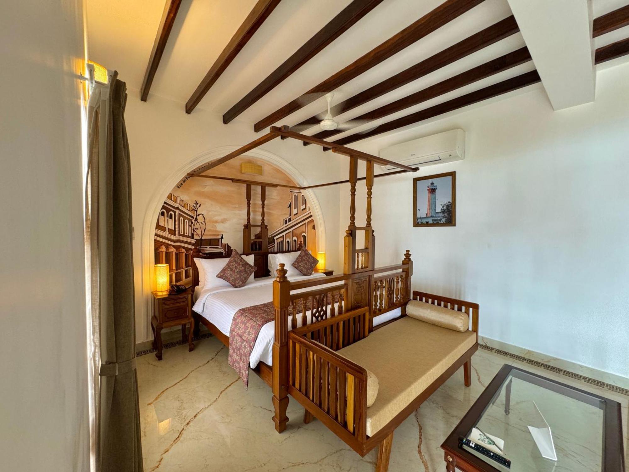 La Plage Seaview Suites Пондичерри Экстерьер фото