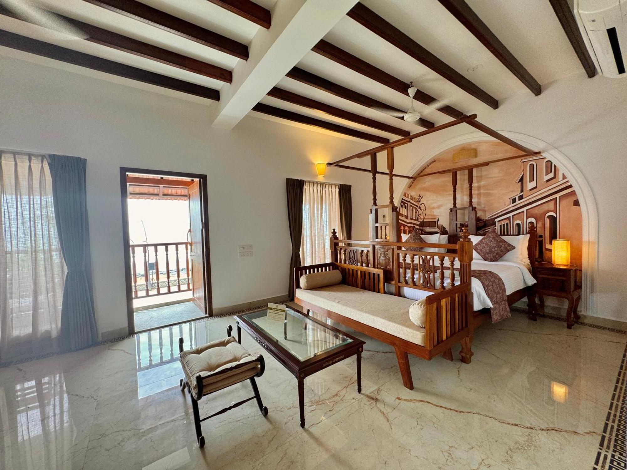 La Plage Seaview Suites Пондичерри Экстерьер фото