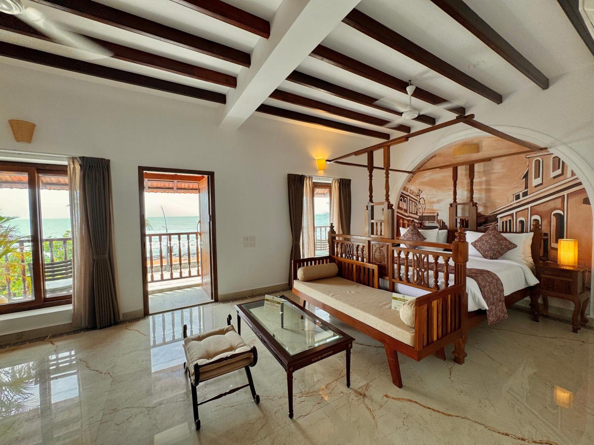 La Plage Seaview Suites Пондичерри Экстерьер фото