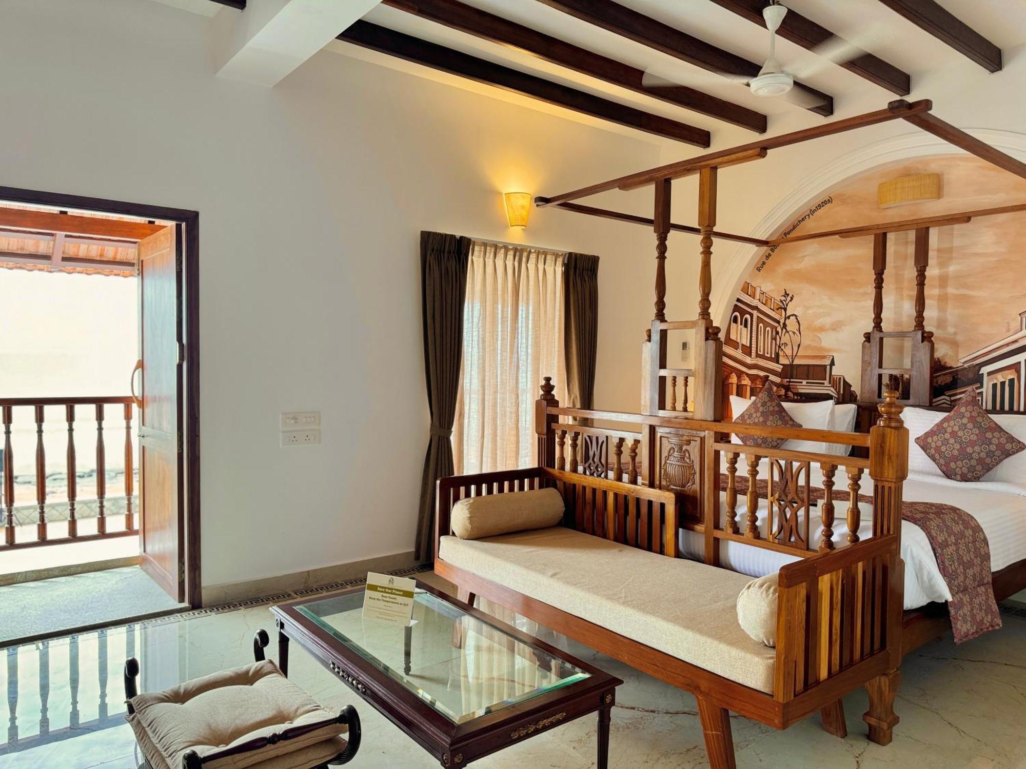La Plage Seaview Suites Пондичерри Экстерьер фото