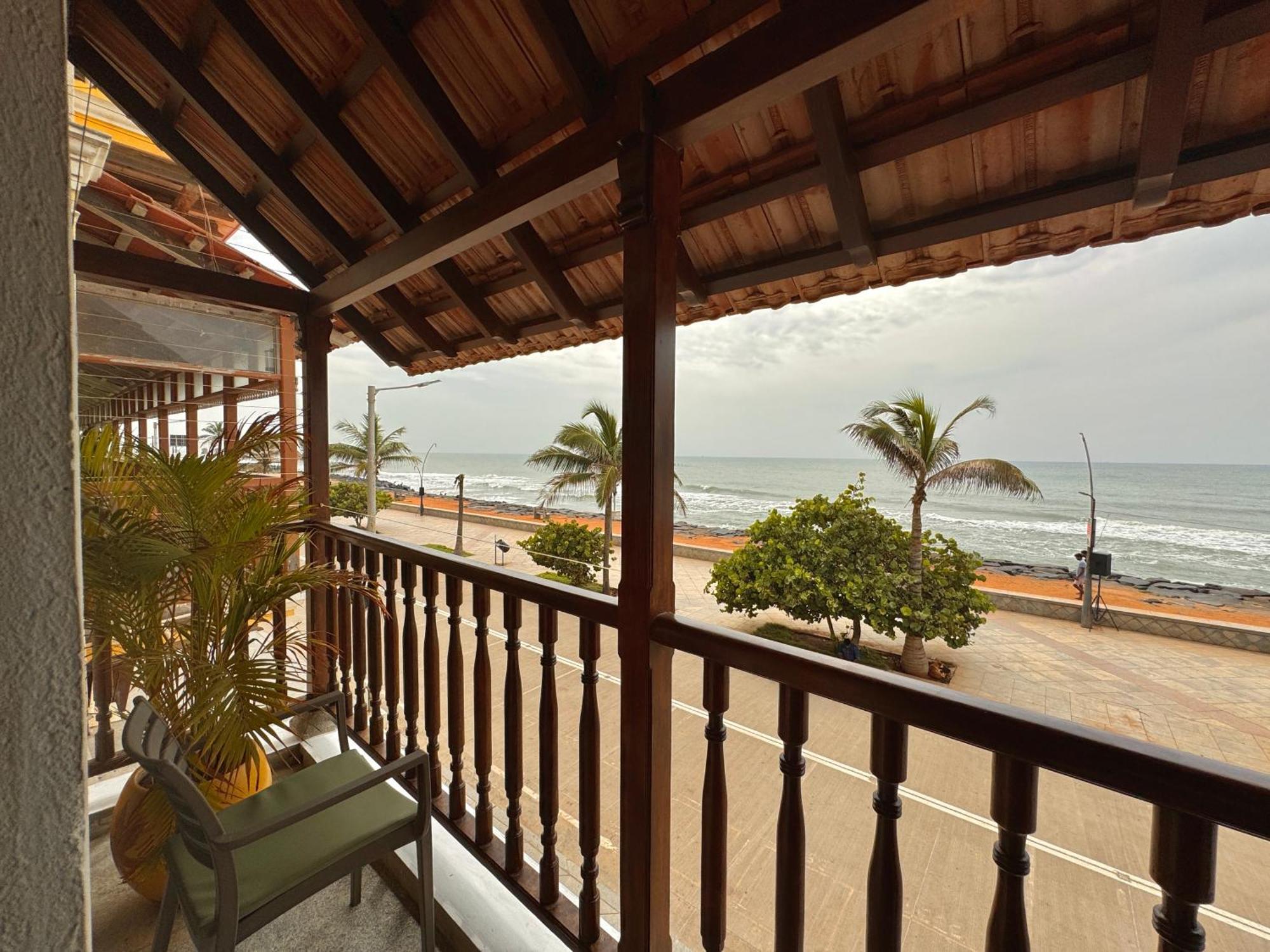 La Plage Seaview Suites Пондичерри Экстерьер фото