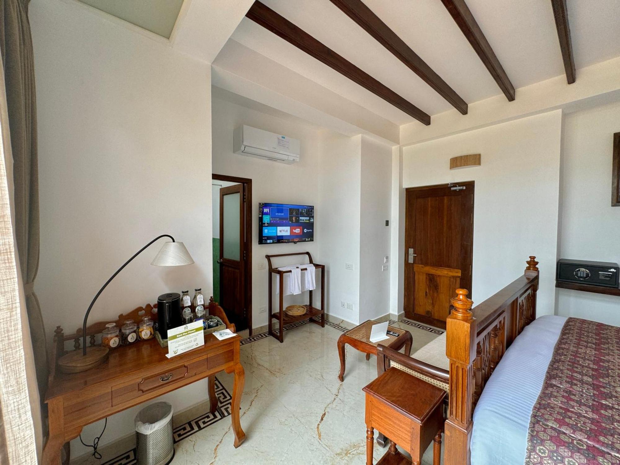 La Plage Seaview Suites Пондичерри Экстерьер фото