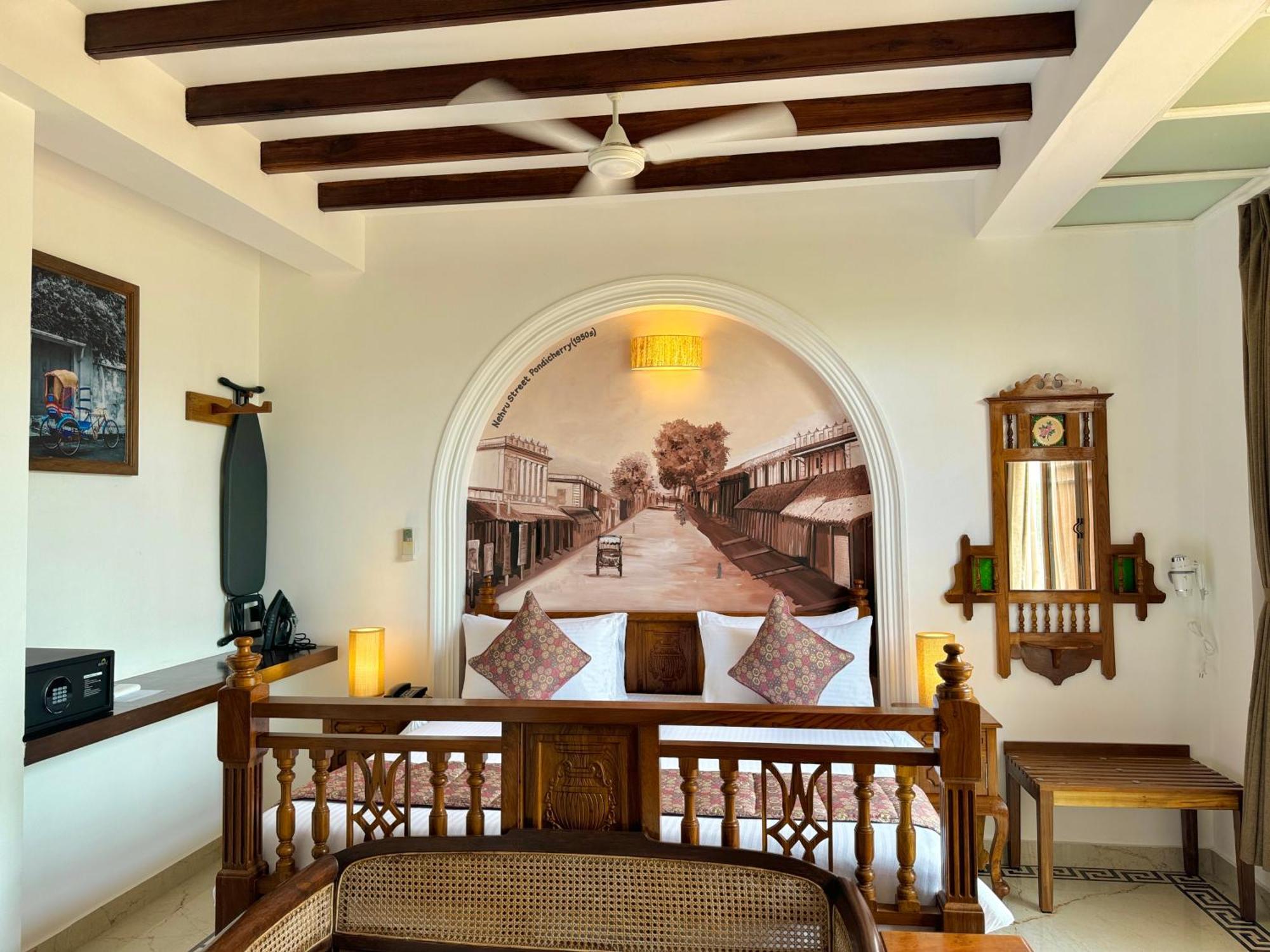La Plage Seaview Suites Пондичерри Экстерьер фото