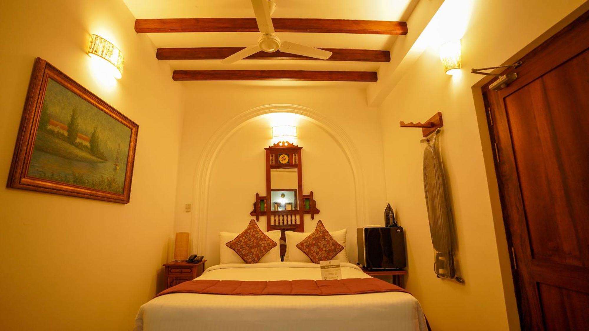 La Plage Seaview Suites Пондичерри Экстерьер фото