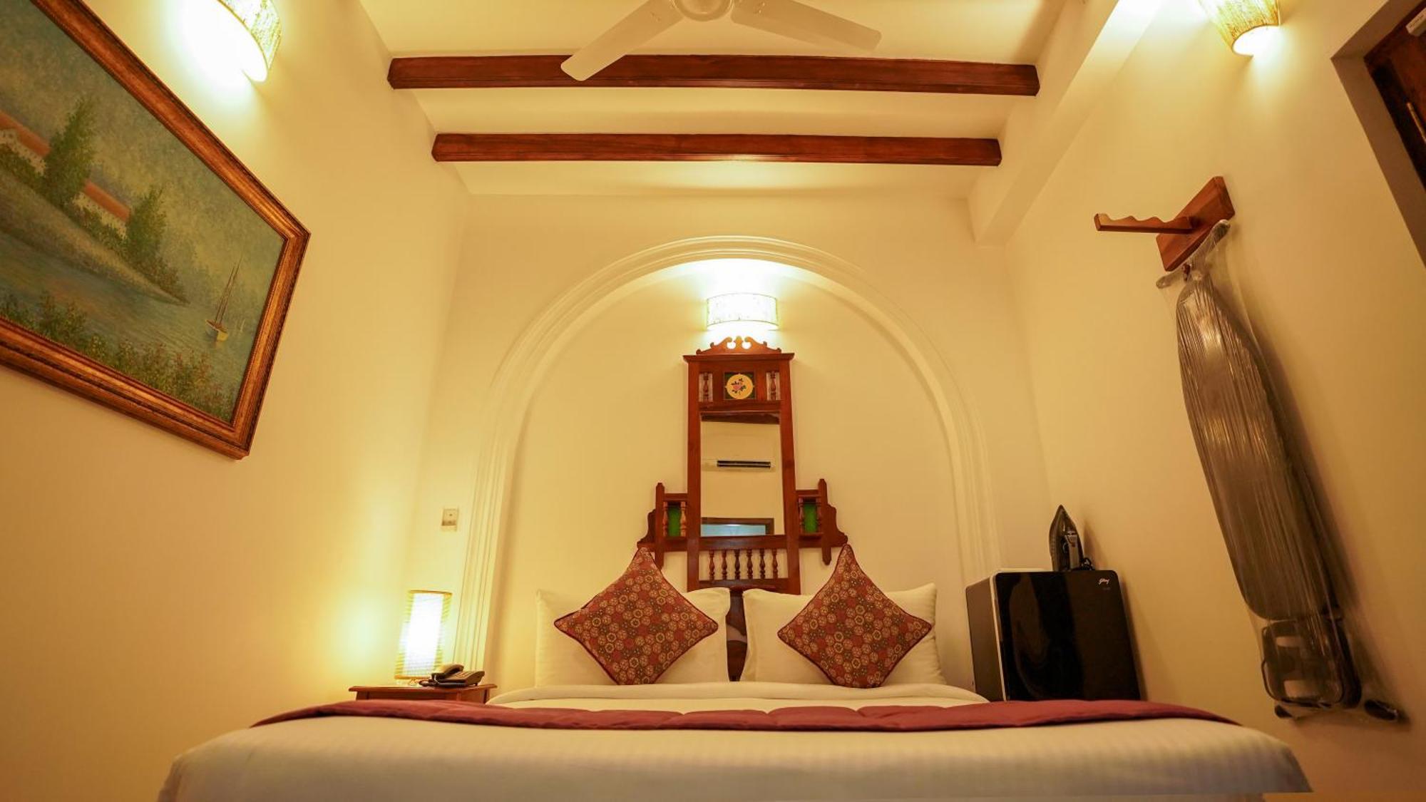 La Plage Seaview Suites Пондичерри Экстерьер фото
