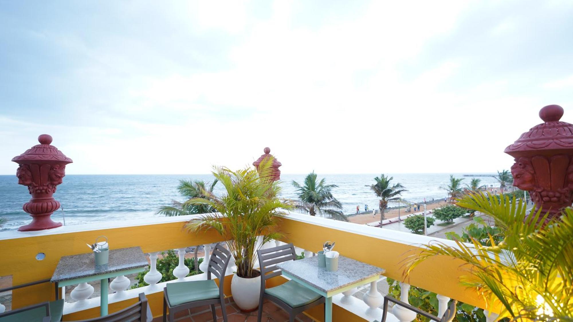 La Plage Seaview Suites Пондичерри Экстерьер фото