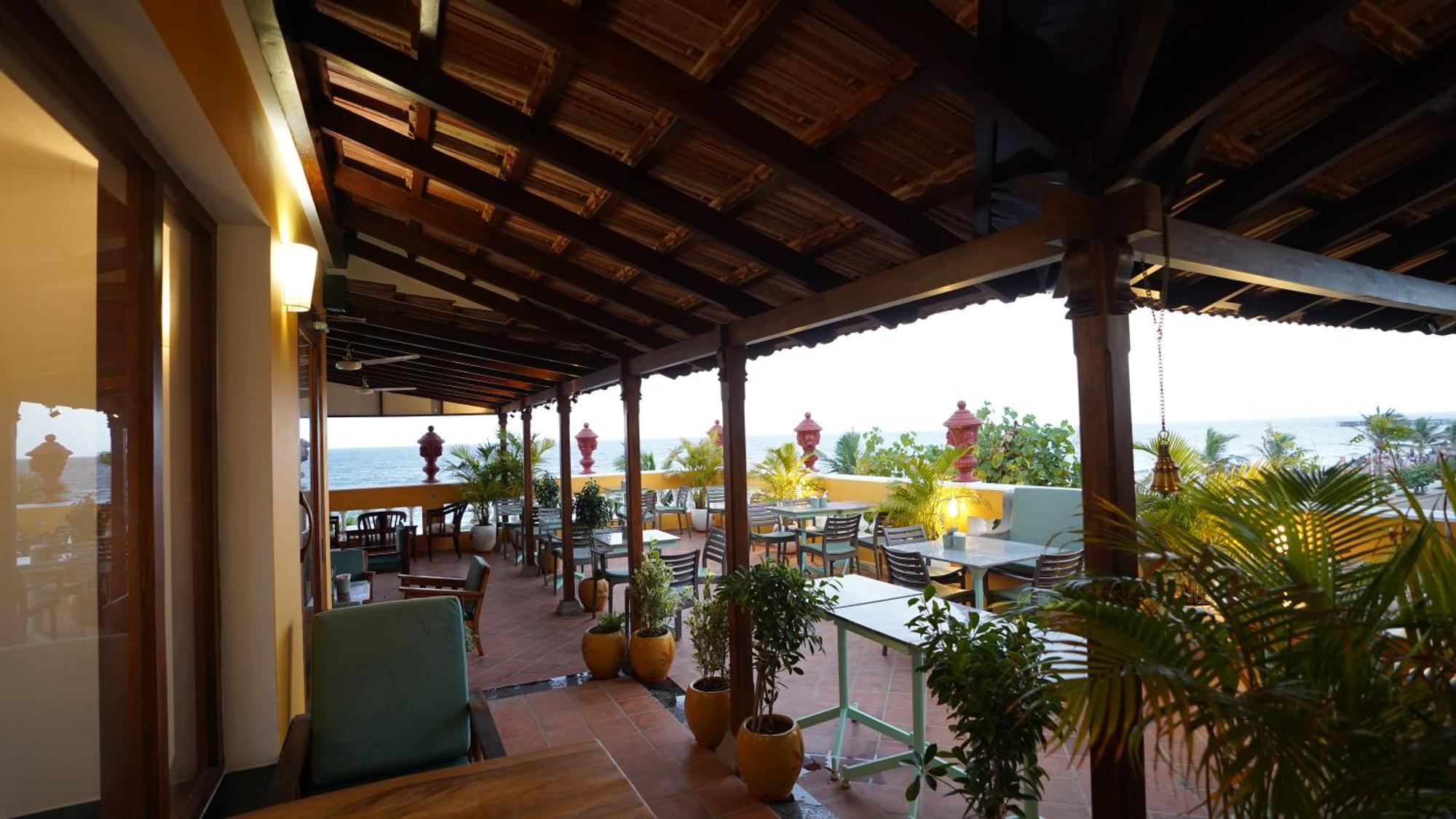 La Plage Seaview Suites Пондичерри Экстерьер фото